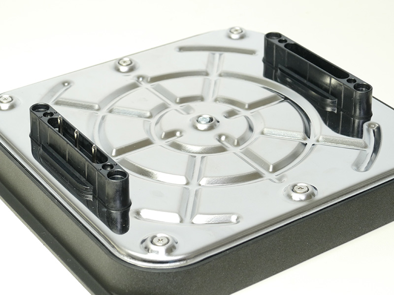 プレート裏面の様子。スタンドの接続部があるので、プレートのみの高さは約50mmとなる