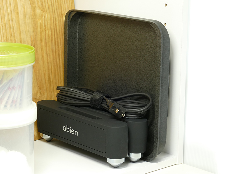 立てたプレートとスタンドを並べても130x230mm(幅x高さ)。奥行き280mmの棚に簡単に収まるほどコンパクト