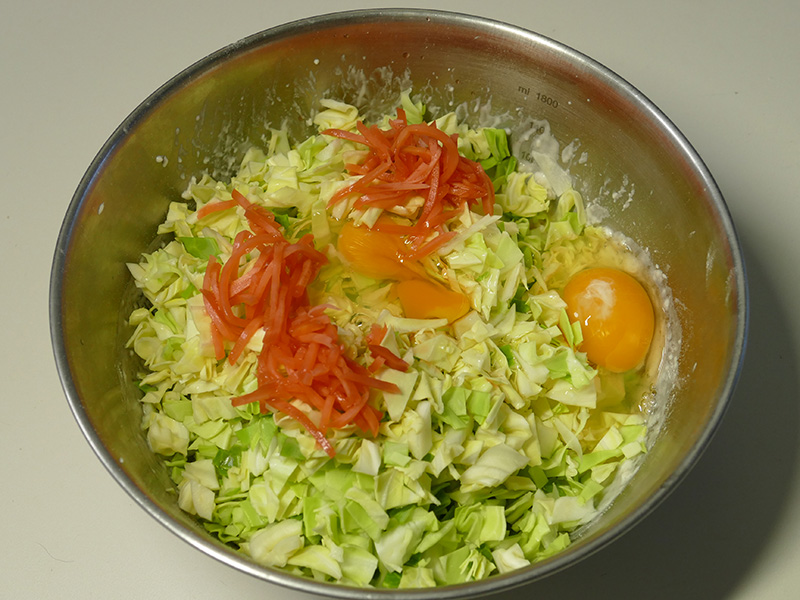 お好み焼き粉のレシピに則って、粉、水、卵、粗みじんのキャベツ、紅生姜を混ぜて用意