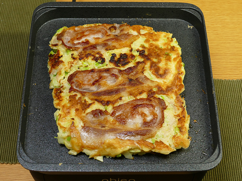 返した様子。生地全体にいい焼きいろがついて、もう美味しそうだ