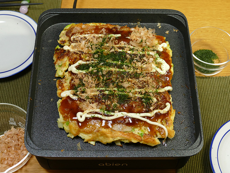 火が通ったのを確認したら、ソース類をトッピングして完成