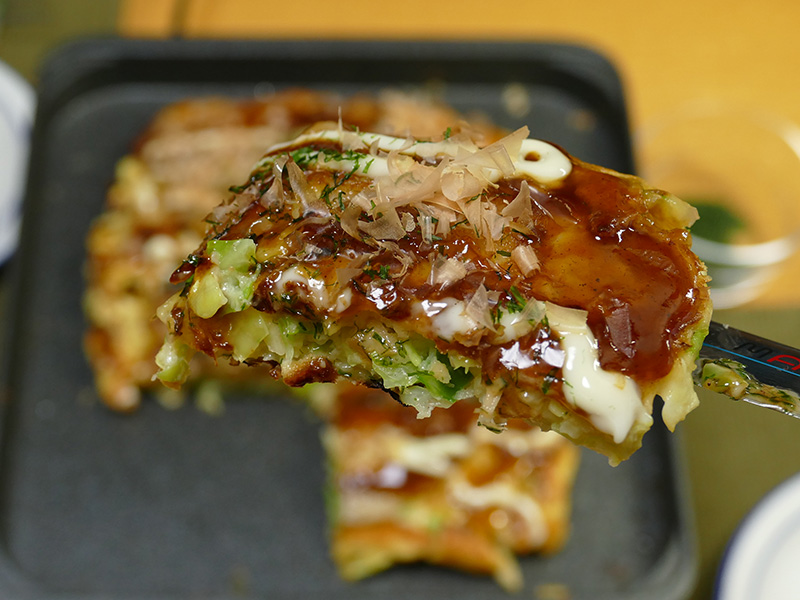 豚肉の香ばしさが加わり、キャベツは甘く、生地はふんわりの豚玉、美味い!