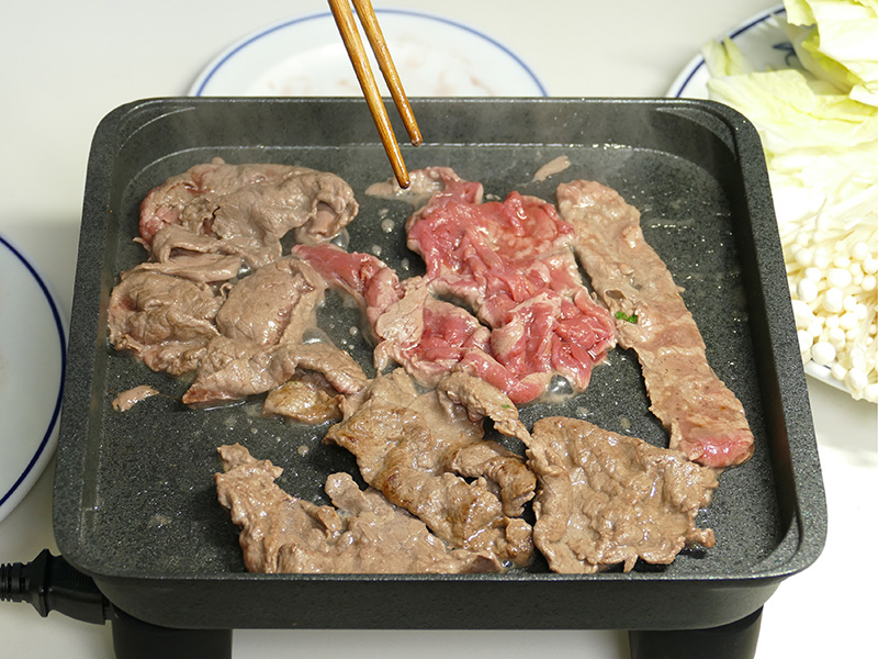 十分予熱したプレートに牛脂をひいて肉を焼いていく