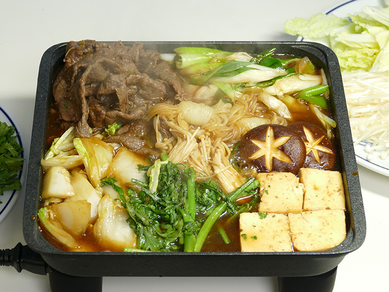 小型のプレートでも、2名に十分な量のすき焼きが調理できた