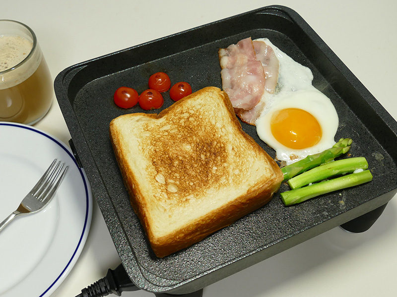 火の通りの早い野菜も加えて、ヘルシーな朝食を面倒なく一気に調理できる