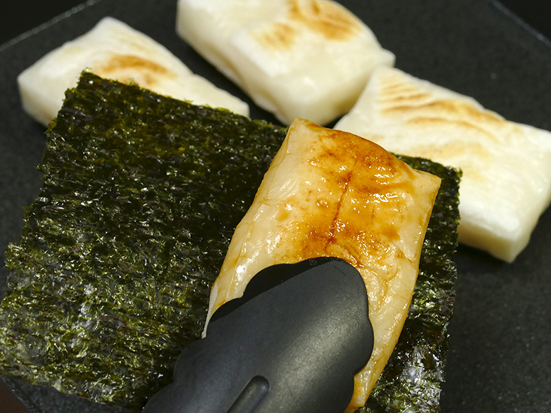 焼いた表面が煎餅状になるので醤油がよく染み込む