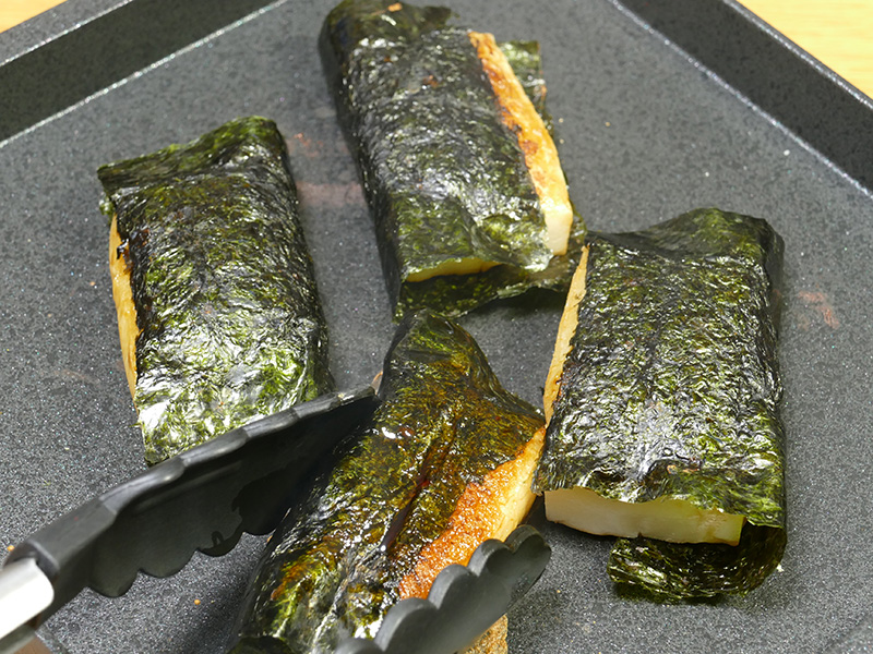 海苔を巻いて一度軽く焼く。もちろんこれだけでも美味しい