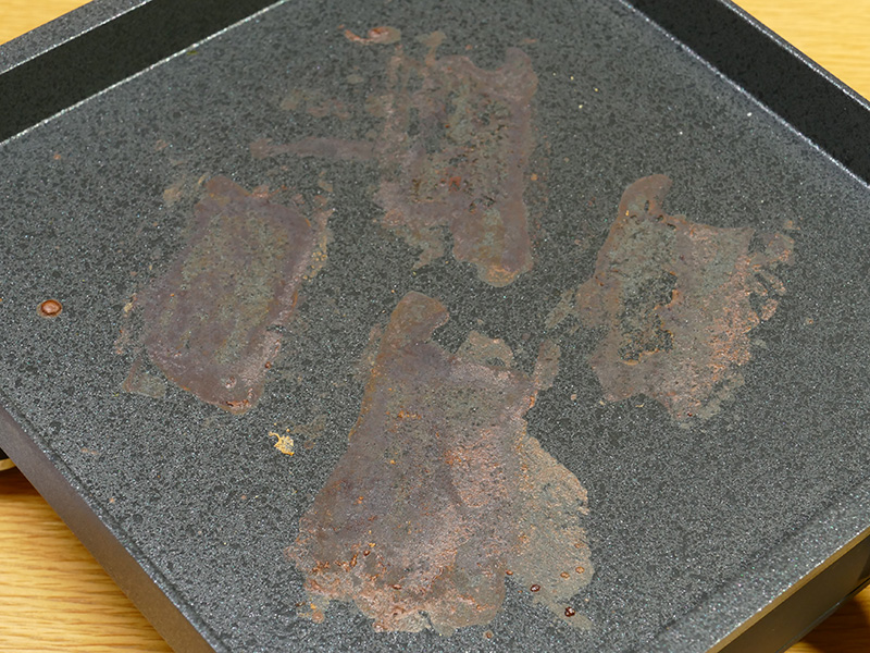 焦がし醤油磯辺焼きを作った後はプレートに焦げ付いた醤油がベッタリ残る