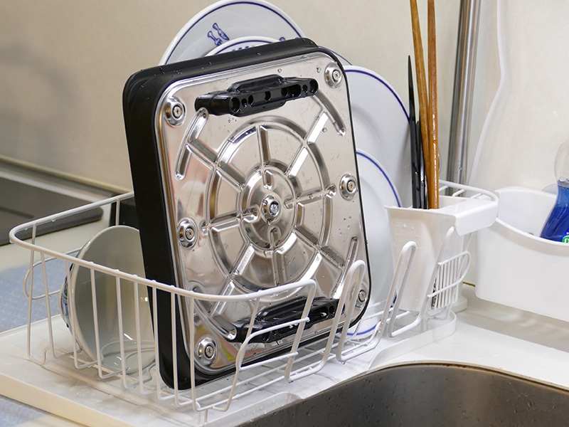 洗い終わったらお皿のように洗いカゴで乾かせる。ピンの接続部の水分はしっかり拭き取る