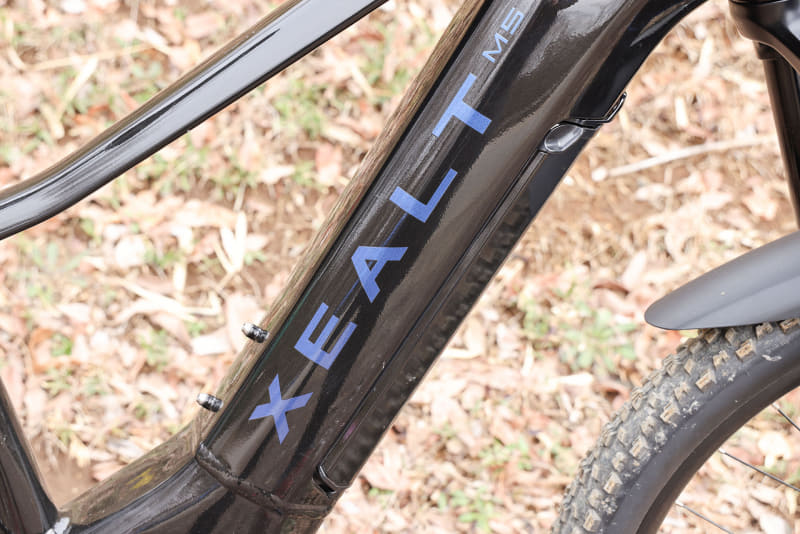 バッテリーはダウンチューブ内に格納。定格容量は468Wh(36.0V/13.0Ah)で、ダウンチューブ下側から取り外せます。充電はフレームに格納した状態でもバッテリーを取り外した状態でも可能。バッテリーのみ室内に持ち込んでの充電ができます