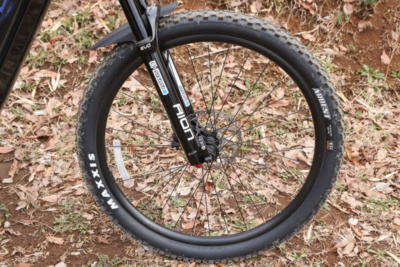 タイヤは前後とも「MAXXIS ARDENT 27.5×2.40(650B)」。ブレーキは前後ともに油圧式ディスクブレーキです