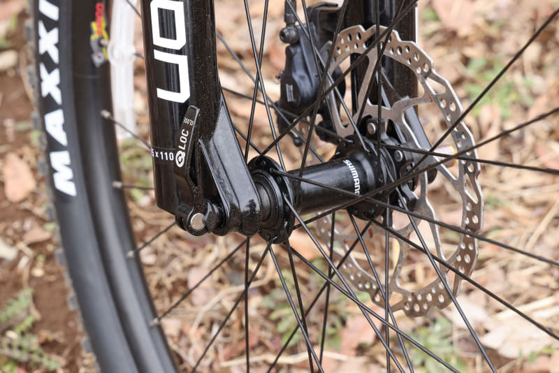 前後ともに軸固定方式はスルーアクスルで高い安定性・安全性があります