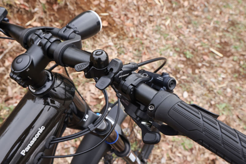 フロントサスペンションはロックアウト対応で、上下動が不要な場合はロックしてサスペンションを動かないようにすることができます。ロックのオンオフのためのレバーはハンドル右側にあります