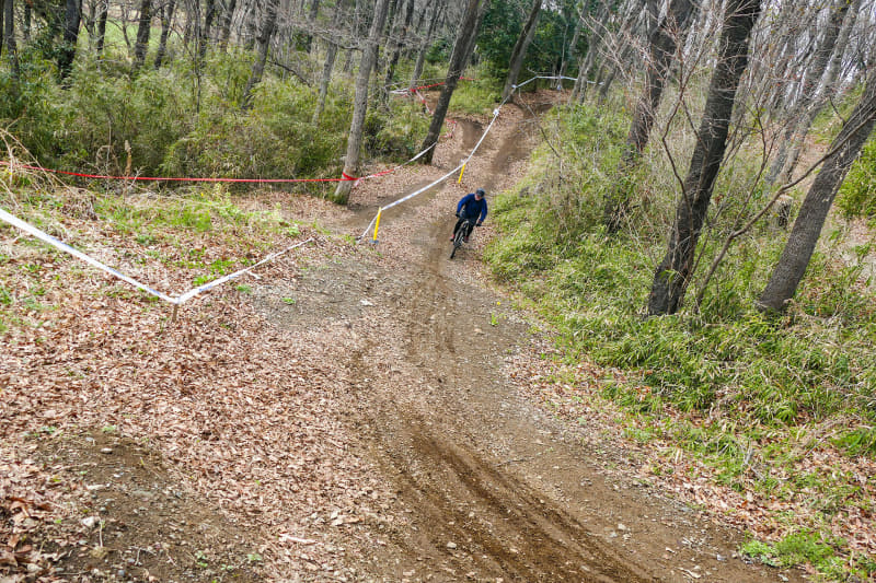 やや下り～平坦からの急登坂をAUTOモードで走ります。写真は平坦部分を走っている状態で、アシスト力はあまりかかっていません