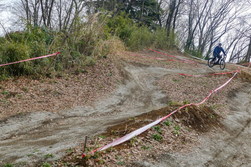 でも頑張ってトライ。以前このパークに来てトライしたとき、1度目で怖くて急ブレーキをかけ、足をついて止まってしまったという記憶がありますが……