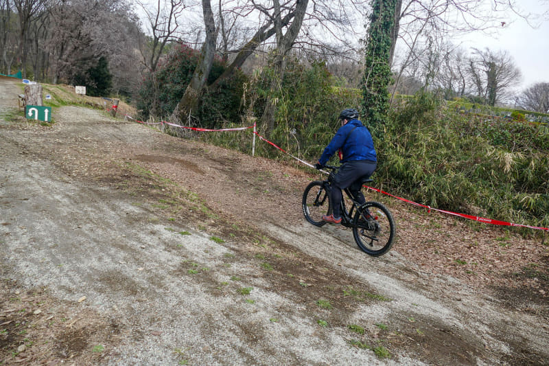 あら～、普通にクリアできました。実はこのあたりで(筆者的観点では)けっこースピードが出ていますが、安定的に走っていけます。その後もこのショートスラロームコースを走りましたが、XEALT M5は総じて安定していて、カーブを抜けて車体が正立するまでのスムーズさと安定感が秀逸だと感じられました。その安定感が安心感につながているのかもしれません