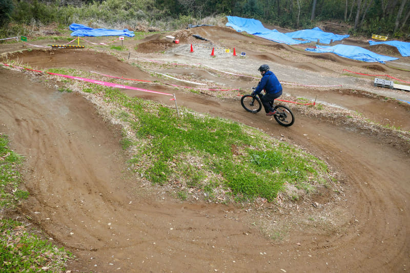 高低差が怖い感じ……だと思っていたんですが、操舵性がいいというか、取り回ししやすいというか、視線の方向に素直に向かってくれるというか、そんな感触。ここでも安心感とともに車体が軽快に動いてくれて、怖いはずのスラロームでしたが、ちょっと楽しめました