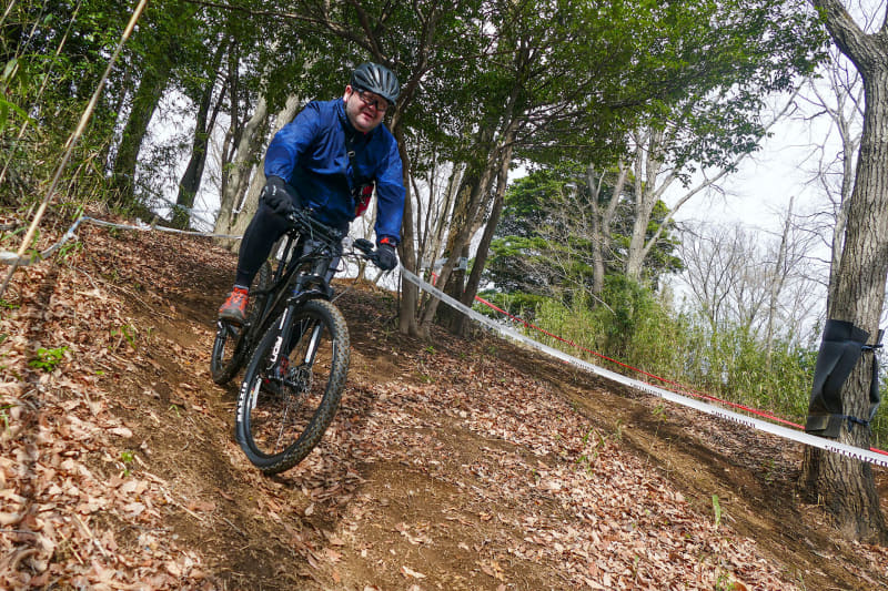 スピードを抑えつつ下れば大丈夫。1回目はシートポストを下げるのを忘れてバランスを崩しそうになりましたが、2回目はシートポストを下げて体を後輪側に引いて走り下りることができました。XEALT M5は制動力も十分あり、安心して激坂を下れます