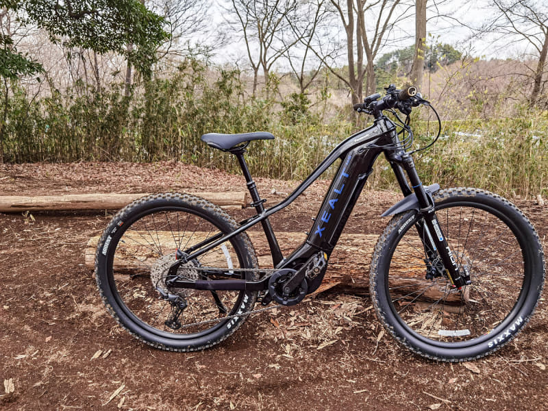 走っていて感じられる安定感と安心感、それから取り回のしやすさは、XEALT M5が「日本人に最適なサイズ感と取り回しやすさを最優先した車体設計」だからなのかもしれません。走行中、車体との一体感があり、なんというか「コンパクトに乗れている」という感じもします。「手に余る」という感じではなく、「これならどうにか扱える」という走行感や操作感があります