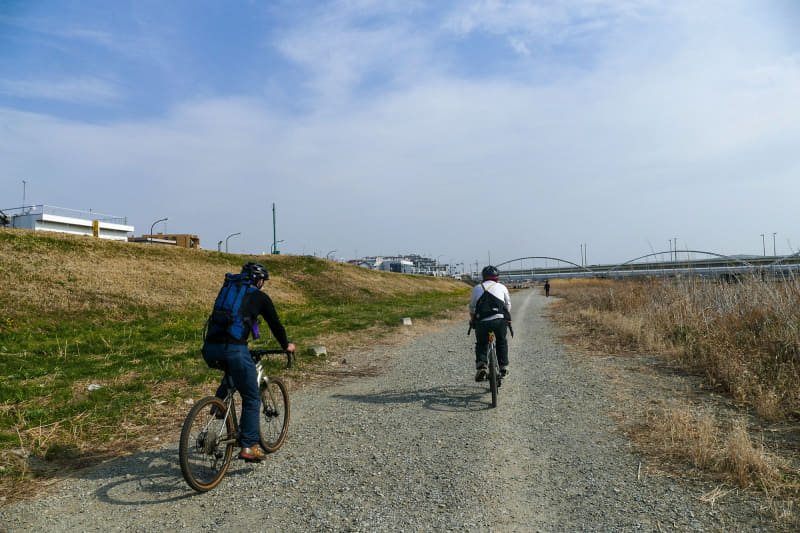 多摩川に到着。河川敷にはサイクリングロードもありますが、その下にはグラベルが広がっているのです
