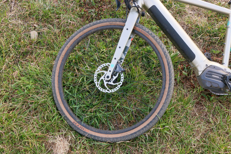 「LIBRE EL」は前後650×47CのWTB「Venture(ベンチャー)」タイヤを履くグラベルロードe-bike。アルミフレームですがフォークはグラベル用のフルカーボン