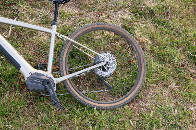 コンポーネンツは前後の油圧式ディスクブレーキも含めてシマノのグラベル用「GRX 810」を採用