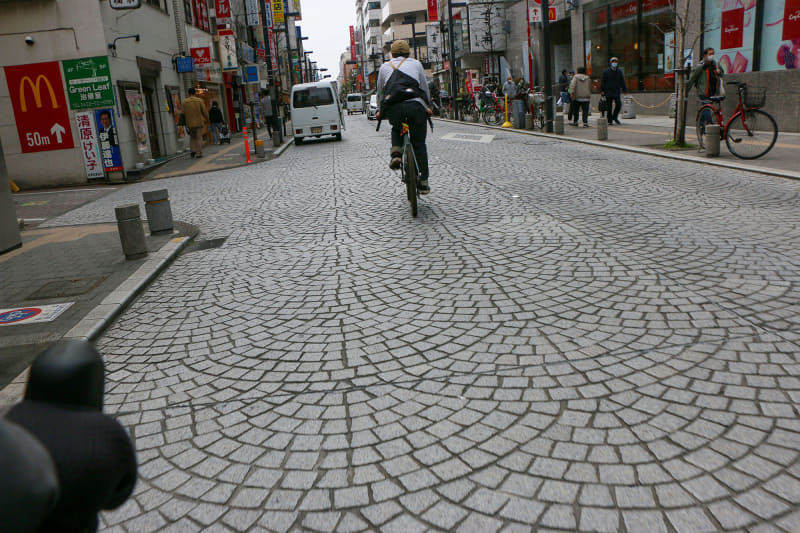 街中も走りますが、こういう石畳になっているようなところでも、グラベルロードe-bikeの太いタイヤだと苦もなく走れます