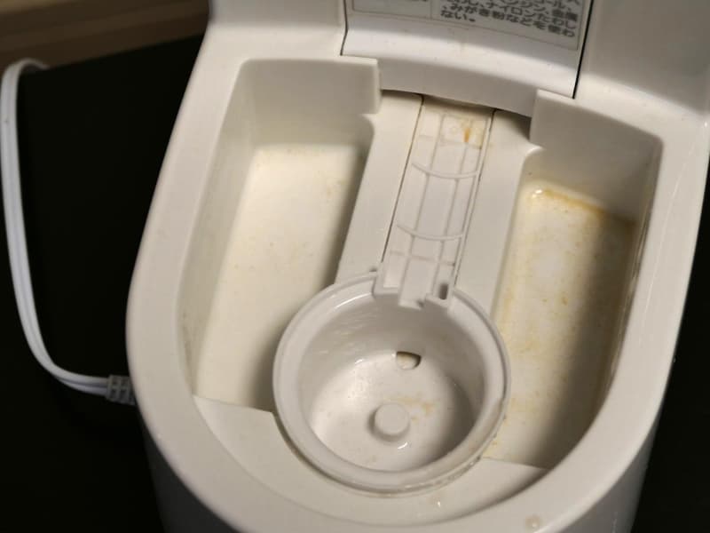 タンクを外すと茶色っぽい白色の汚れが。これも水道水の成分によるもの