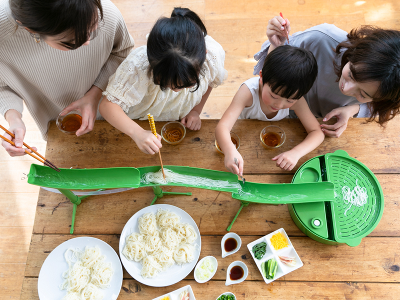 昔ながらの上から流れるタイプの流しそうめん器