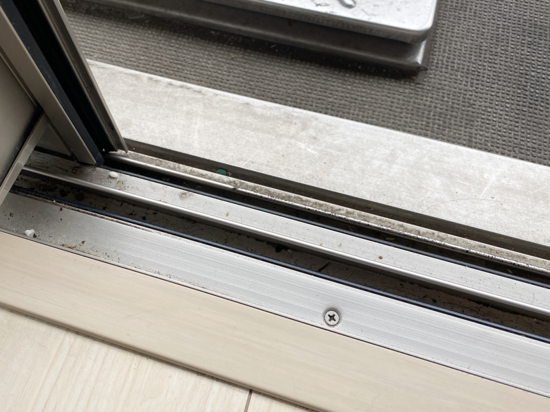 さっそく窓のサッシで試してみます(汚くてすいません)