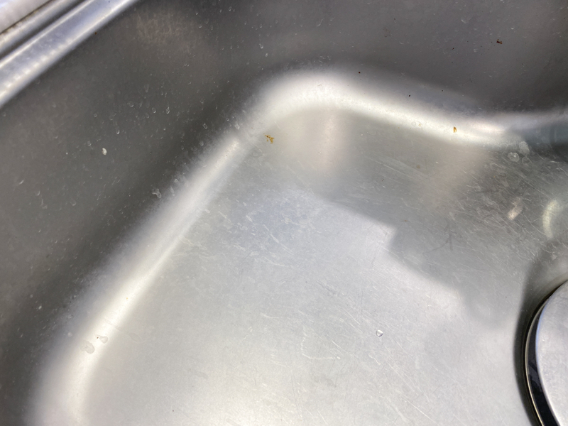 次はシンクです、水垢がチラホラ