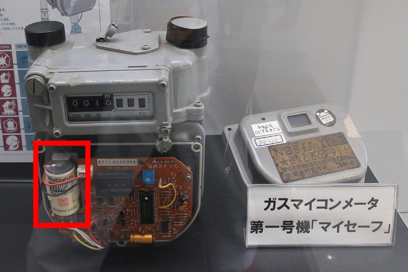 赤枠の部分が電池。1980年代からガスメーターの保安装置は電池駆動なのに驚きだ