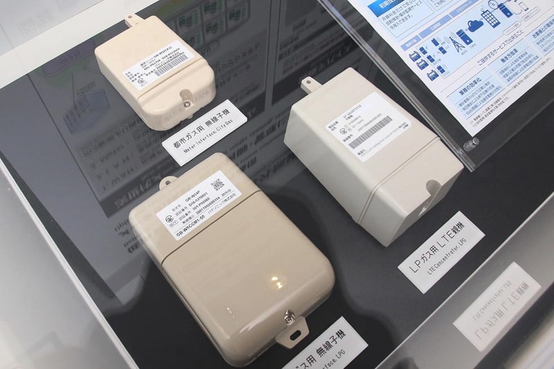 後付け可能な無線装置ユニット。取り付け用の接続部は規格化されていて、どのメーターにも取り付け可能