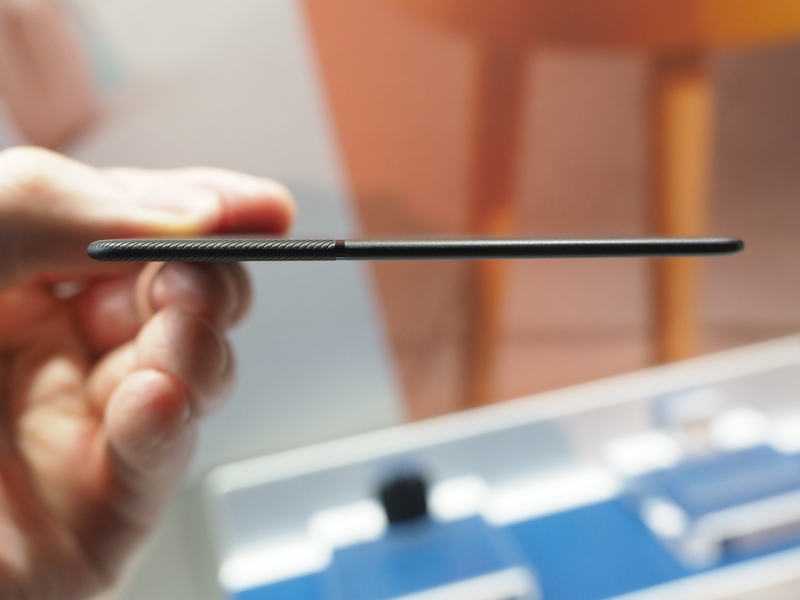 約2.4mmと薄く、財布に入れやすいカード型