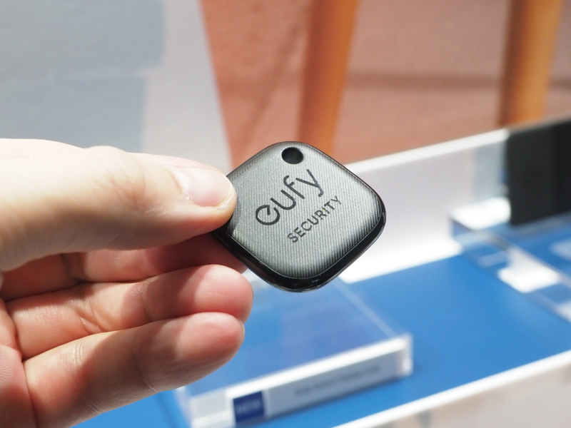 鍵や鞄への取り付けに便利な小サイズのタグ型