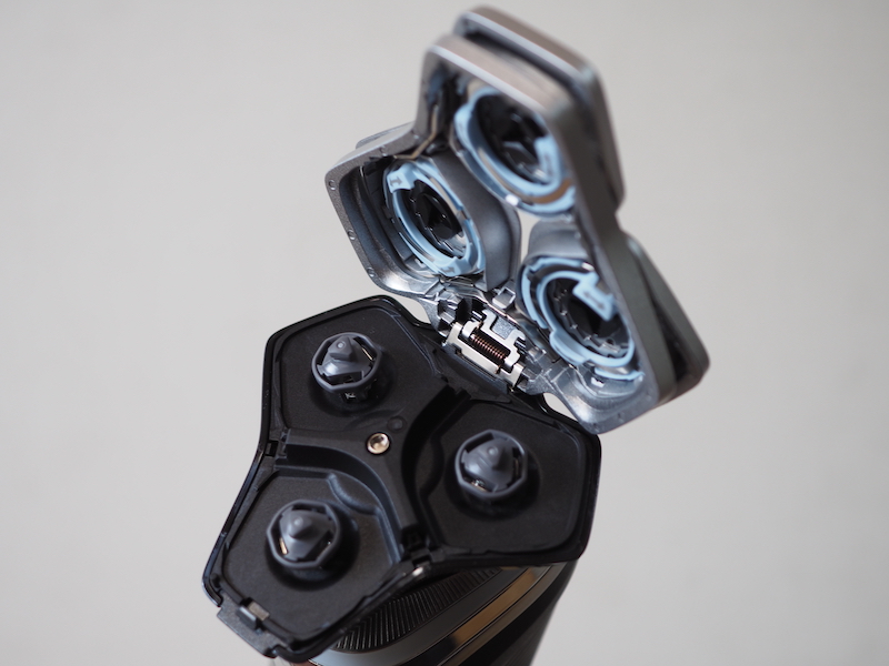 上の写真のリリースボタンを押すと、パカッとヘッド部が開く