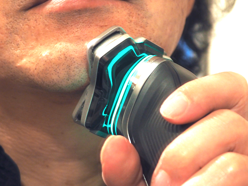 特にアゴの先のエリアにヘッドを当てると、フィットしていることを実感する