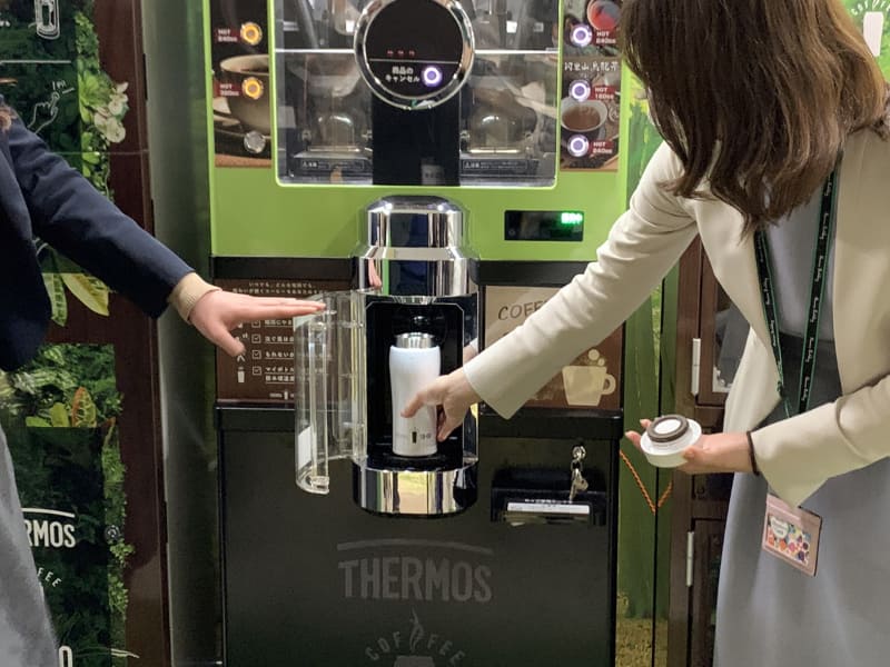 コーヒーマシンはマイボトルが入る大きな取り出し口を備える