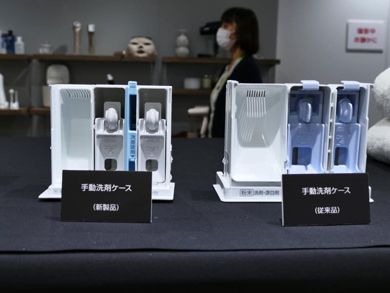 手動洗剤ケース内に、錠剤投入口を設置(写真左が新製品、右が従来品)