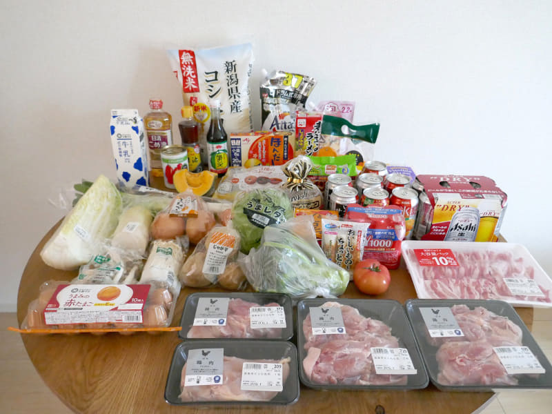 2人暮らしのある1週間分の買い物例。あまり重いものは一度に頼まないようにしていますが、ストックがなくなるタイミングが重なるとこんな感じに。これを玄関まで届けてくれるので本当に助かります