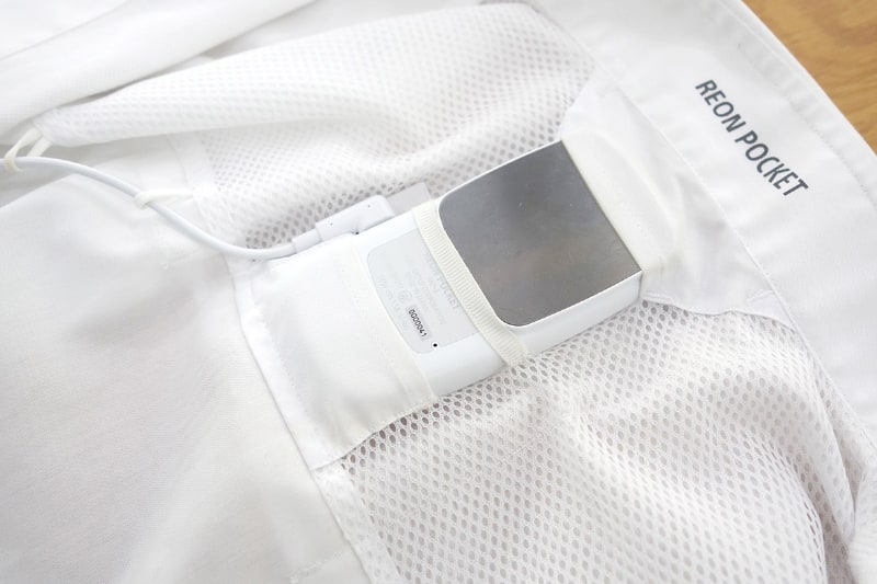 モバイルバッテリーを装着する場合、端子部がL字型のUSBケーブルがあると比較的快適に身に着けられます