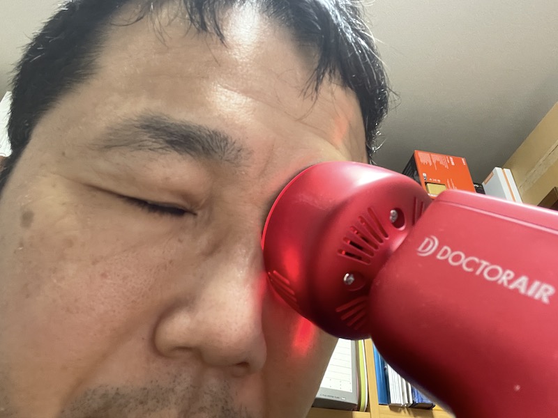 目元を温めている図。絵としては異様だが、じんわり気持ちいい