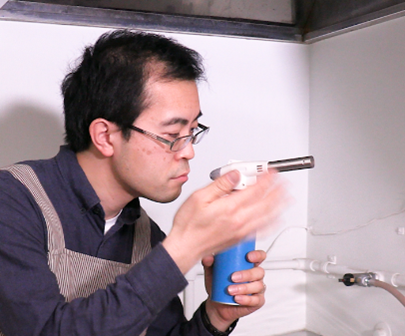 異臭がしないか確認