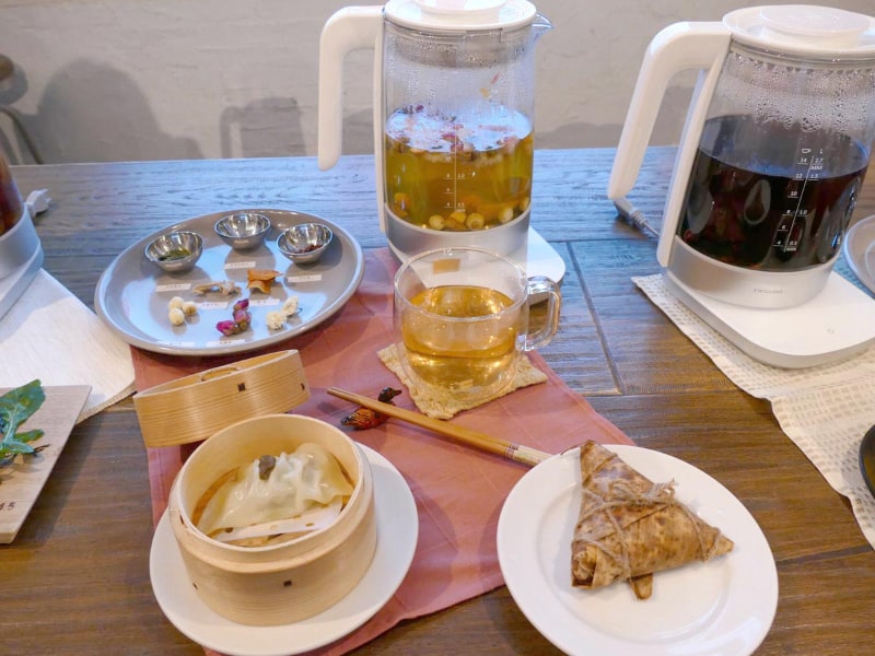 スパイスを入れた中国茶に合わせたのは、蒸し餃子と五目おこわ