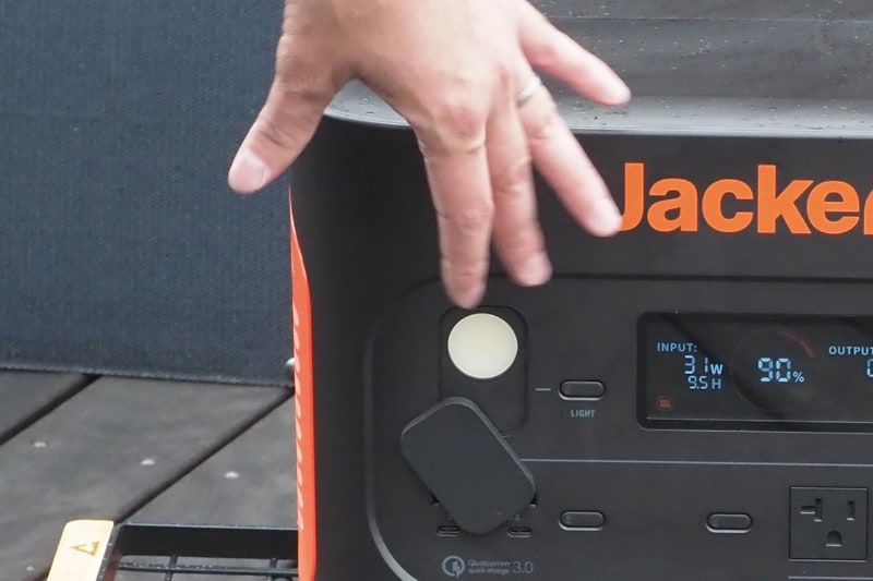 前面に円形のライトを装備