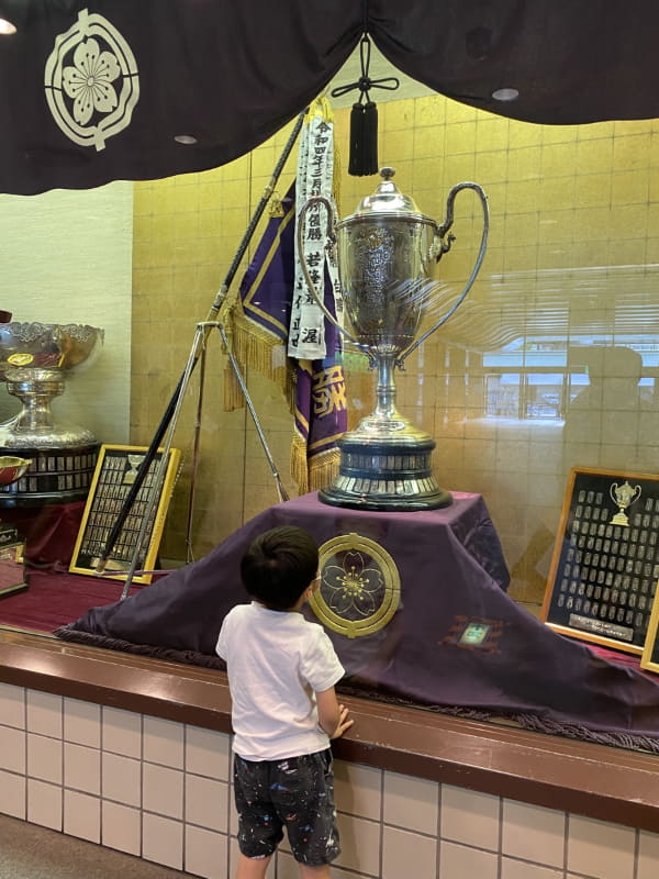 展示されている本物の賜杯はかなり大きい!
