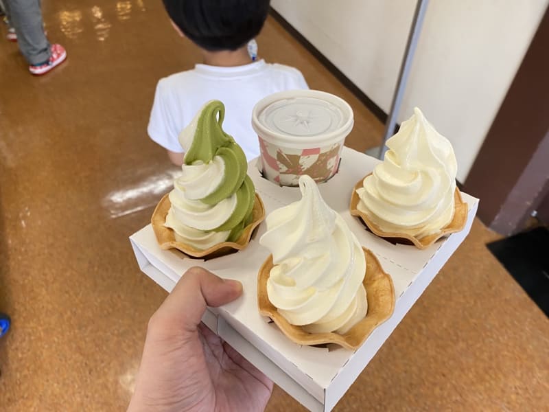 ソフトクリームとコーヒーを買いました