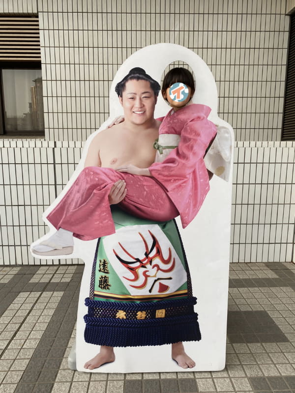 遠藤関に抱っこされるパネルを楽しむ娘