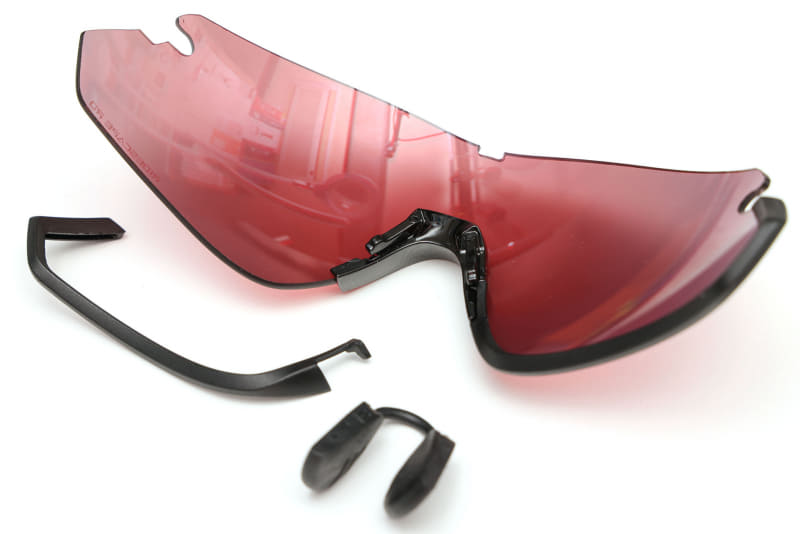 ローワーリムはノーズパッド台座とやや立体的に組み合っています。力を入れず斜め手前に持ち上げるようにして引けば外れます