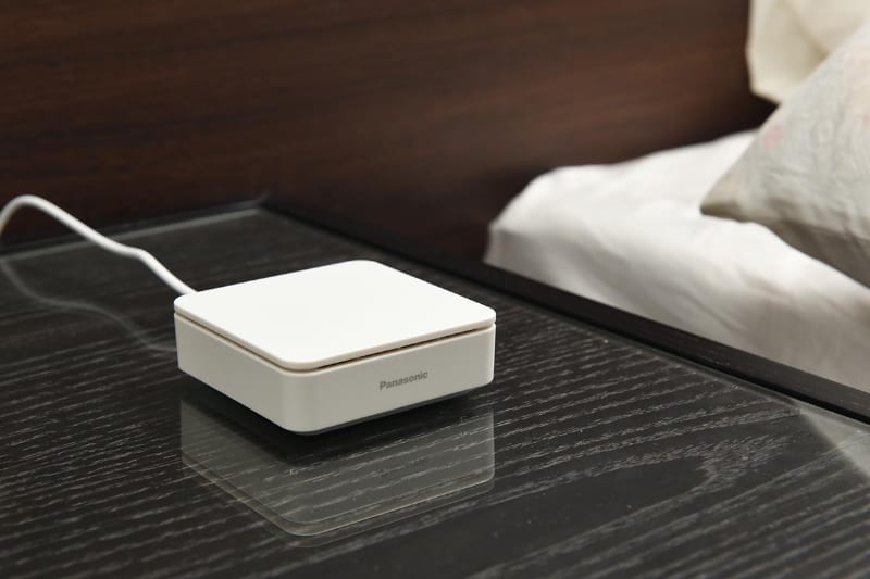 ベッドサイドセンサー。室内機本体に設置されたセンサーとは別に、人に近い場所で計測するのが大きな特徴